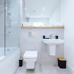 Stylish 2-bed Centre With Parking *