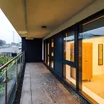 Stylish 2-bed Centre With Parking *