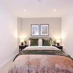 Stylish 2-bed Centre With Parking *