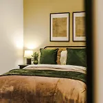 Stylish 2-bed Centre With Parking