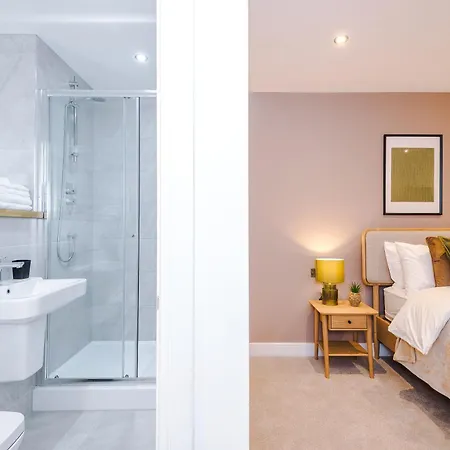 Stylish 2-bed Centre With Parking