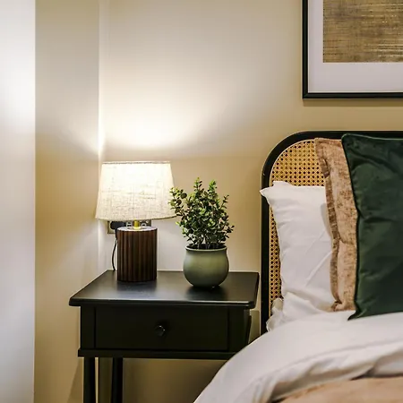 Stylish 2-bed Centre With Parking * Leeds (West Yorkshire)