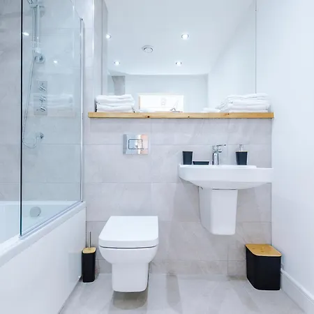 Stylish 2-bed Centre With Parking *