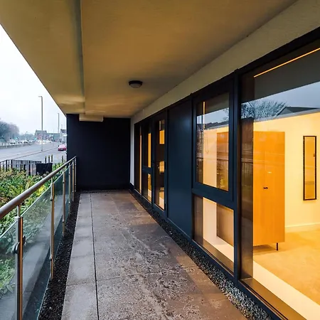 Stylish 2-Bed City Centre Apt With Parking *