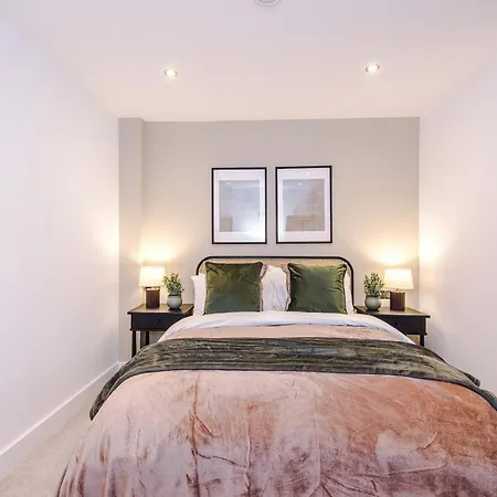 Stylish 2-bed Centre With Parking *