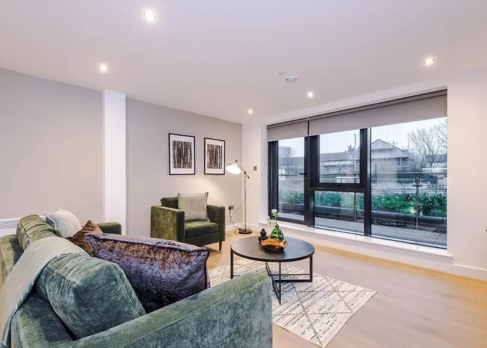 Stylish 2-bed Centre With Parking *