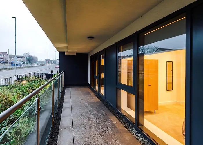 Stylish 2-bed Centre With Parking *