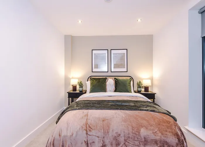 Stylish 2-bed Centre With Parking *