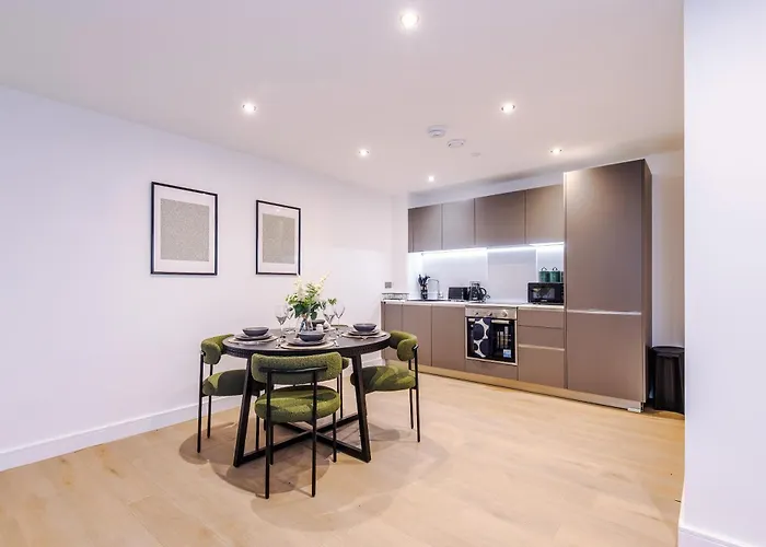 Stylish 2-Bed City Centre Apt With Parking *