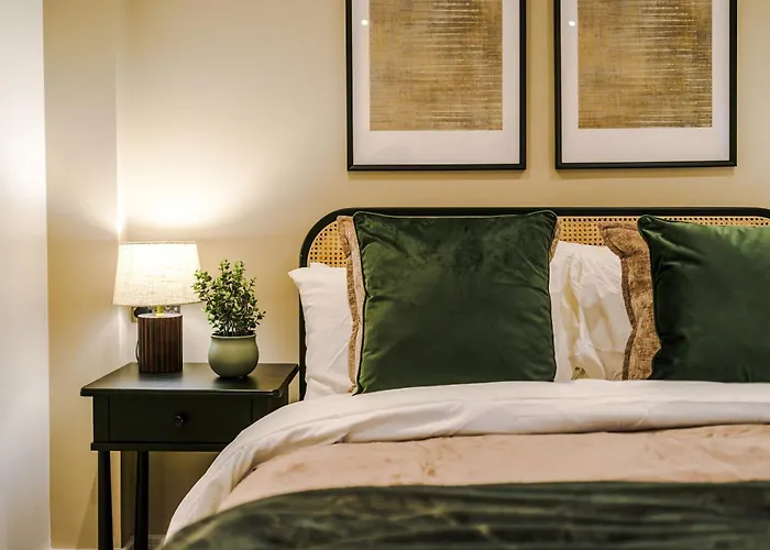 Stylish 2-Bed City Centre Apt With Parking