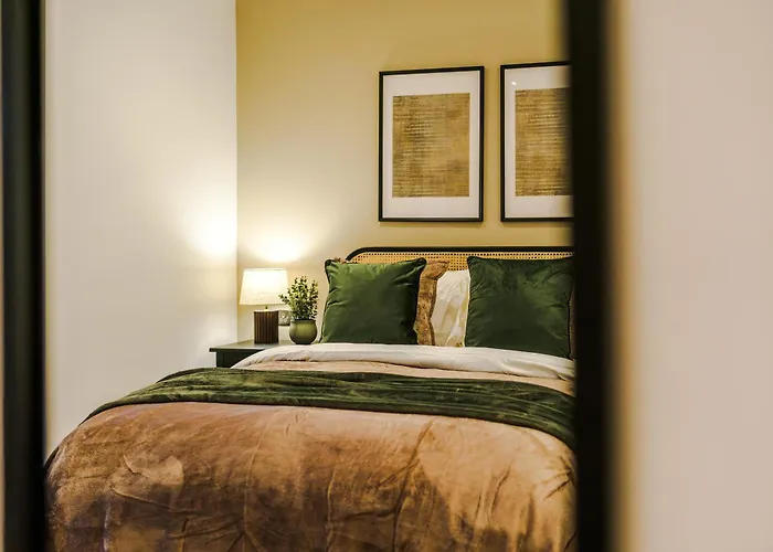 Stylish 2-bed Centre With Parking