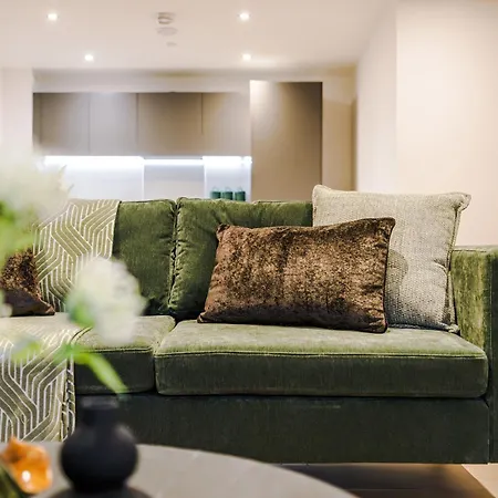 Stylish 2-bed Centre With Parking Λιντς